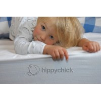 Детская непромокаемая простынка натяжная Hippychick белая 90х190 см